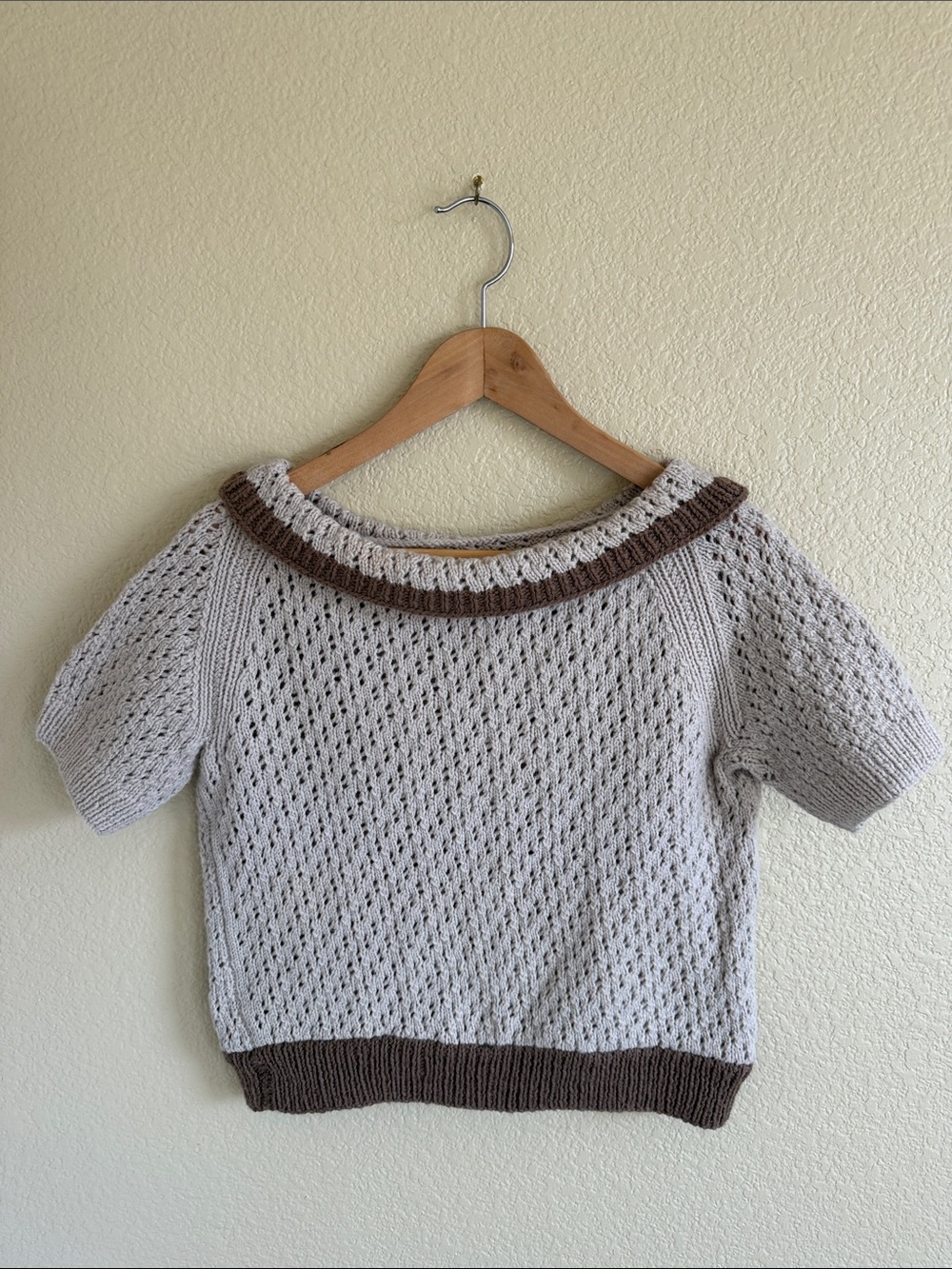 Tan & Brown Short-Sleeve Knit Sweater